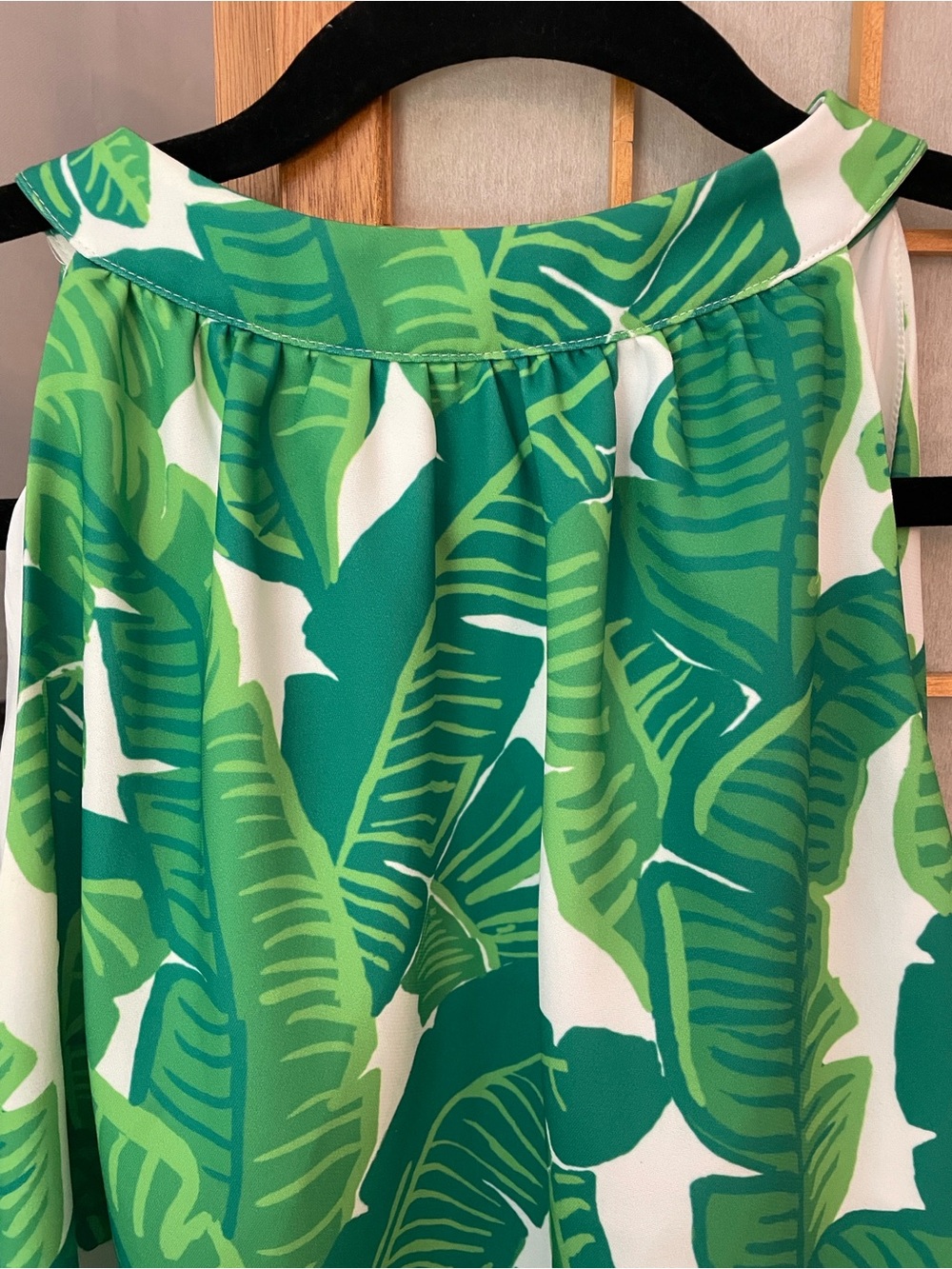 Sail to Sable Banana Leaf Print with Crochet Trim Halter Top in Medium NWOT - Picture 3 of 13